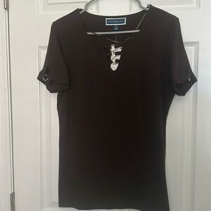 Karen Scott size medium short sleeve top with gold accent
